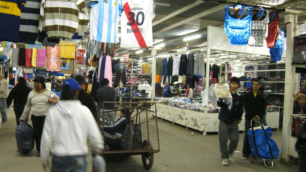 Archivo. En la denuncia de la CGT y La Alameda detallan tres talleres textiles que centralizan su comercialización en La Salada, de Lomas de Zamora.