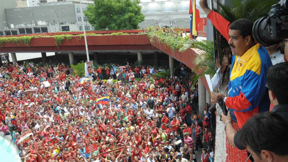 Maduro inscribió su candidatura, ante cientos de militantes que celebran la continuidad del modelo tras la muerte del expresidente Chávez.