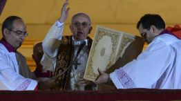 En un cónclave histórico tras la renuncia del Papa emérito Benedicto XVI, Jorge Bergoglio es elegido como nuevo Sumo Pontífice.