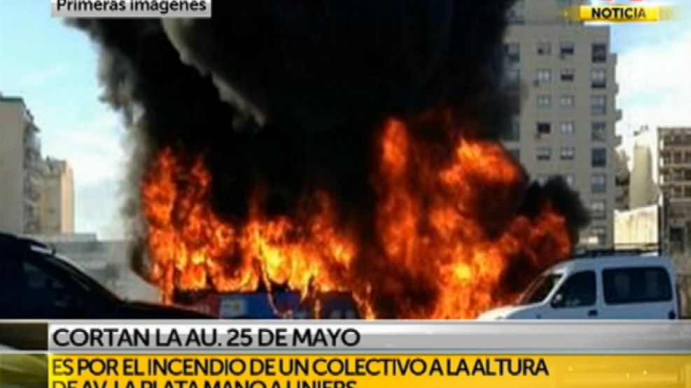 Corte total en la autopista 25 de mayo luego de que se incendiara un colectivo a la altura de la Av. La Plata