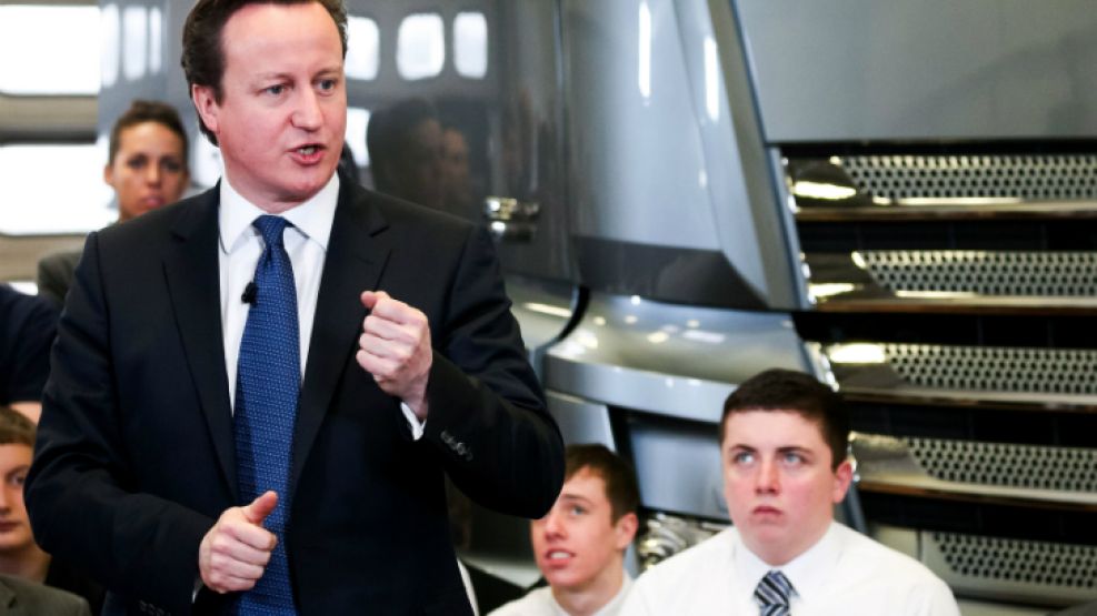 David Cameron, ayer, durante una visita a una planta industrial.