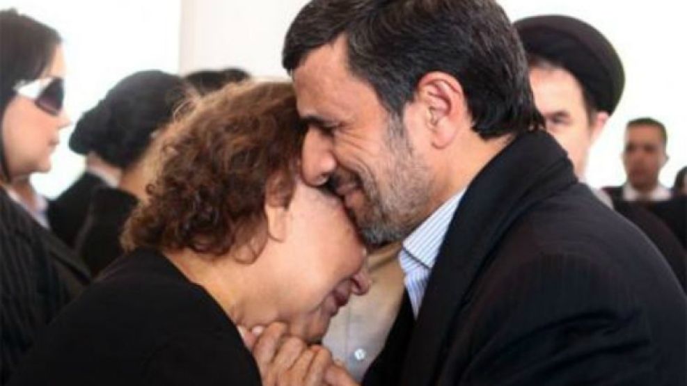 La foto de la polémica. Mahmud Ahmadineyad consolando a Elena Frías durante el funeral de Chávez.