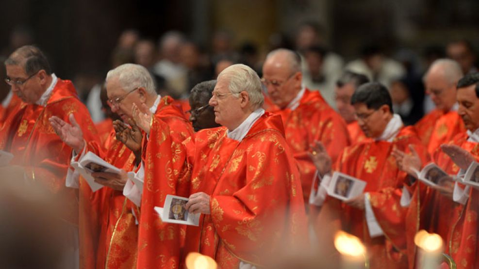 Cardenales en la misa en la basílica de San Pedro, antes de dirigirse al cónclave para elegir el nuevo Papa.