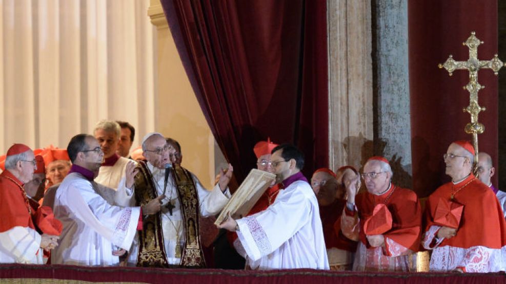 El jesuita Jorge Bergoglio saludó a los fieles, tras el anuncio de su unción como nuevo Pontífice.