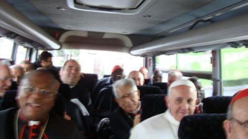 Bergoglio llegó al templo en un coche oficial, pero no el que lleva la patente SCV 1, reservado al Papa.