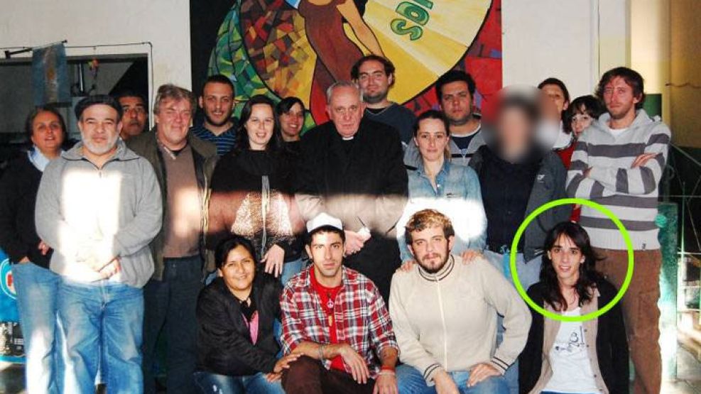 Bergoglio posa con militantes de La Alameda en la sede de la ONG. A la derecha, señalada con un círculo, Camila "La troska de Dios".