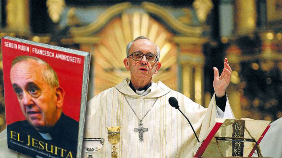 En "El jesuita", Bergoglio aseguró que ayudó a salvar a varios sacerdotes de la represión. 