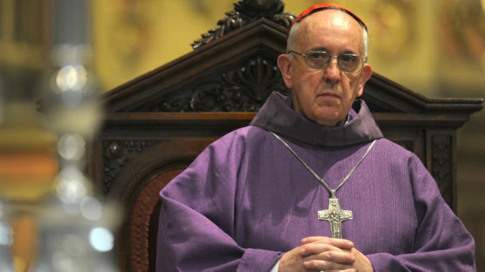 Jorge Bergoglio es acusado de no haber ayudado a dos sacerdotes durante la dictadura.