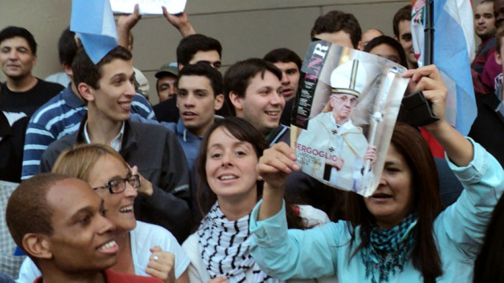 Más de 300 personas se acercaron a la Cátedral Metropolitana tras conocer que Jorge Bergoglio es el nuevo Papa.