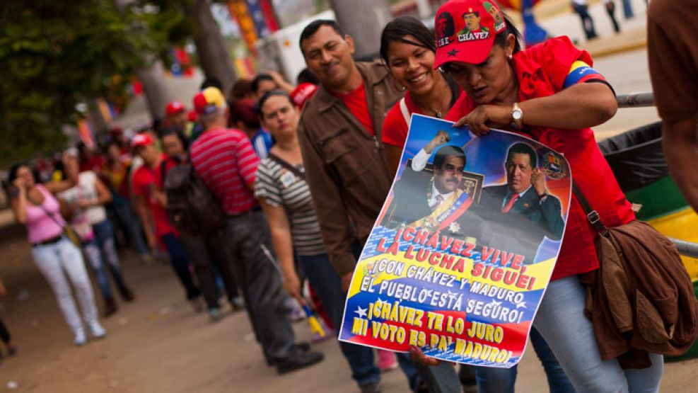 A última hora del jueves, según informaron medios venezolanos, la cola de personas que esperaban dar el último adiós a Chávez llegaba a 14 kilómetros. 