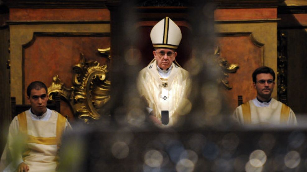 El Vaticano rechazó las denuncias sobre Bergoglio y la dictadura.