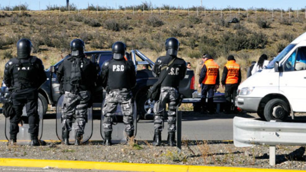 Encontraron drogas y armas entre bombos de La Cámpora en una camioneta de la UOCRA. "Fueron plantadas", dijeron ellos.