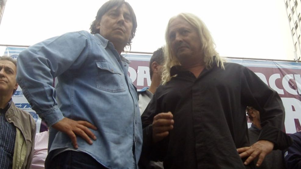 Pablo Micheli (CTA) junto al "Pollo" Sobrero en el escenario de la calle Alem. Hubo fuertes críticas a la Casa Rosada.