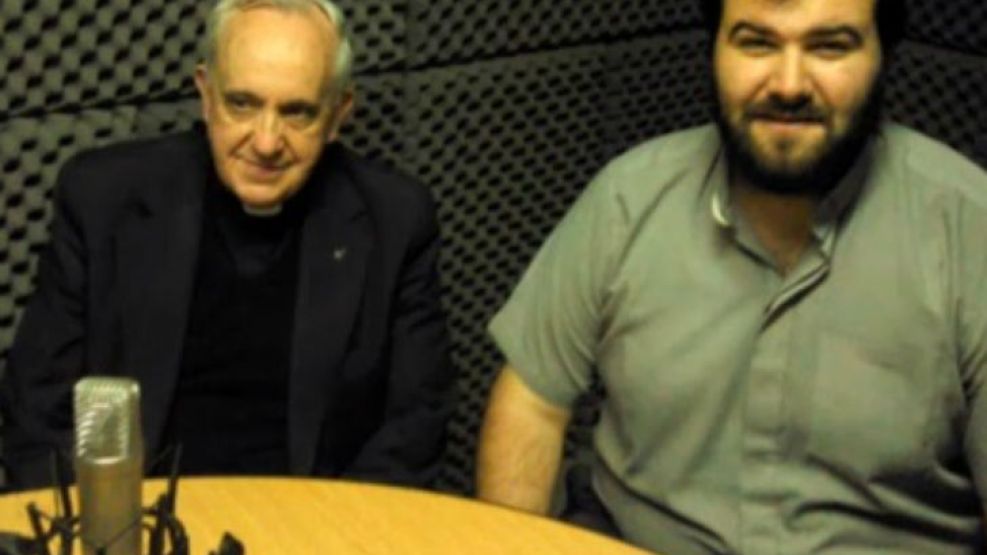 Bergoglio junto con el sacerdote Juan Isasmendi, en la radio 96 de la villa 21-24 y Zabaleta de Barracas.