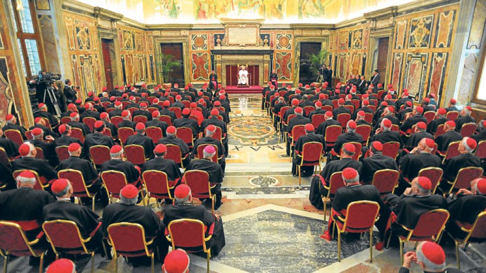 Discurso. El papa Francisco ayer en la Sala Clementina en el Palacio Apostólico del Vaticano saludó a los cardenales, quienes tras la elección y la ceremonia de asunción regresarán a sus países de ori