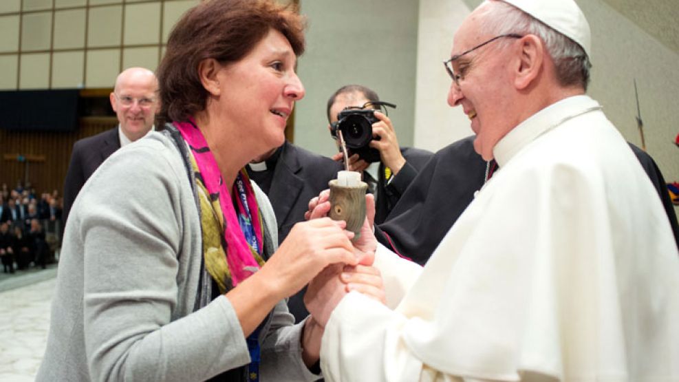 El Papa Francisco con la periodista argentina Virginia Bonard, quien le obsequió un mate. 