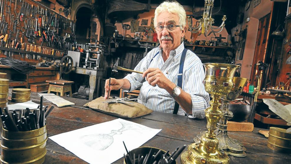 En accion. El orfebre, en su taller de San Telmo, trabajando sobre la cruz que, cree él, estará en el escritorio de Bergoglio en Roma.