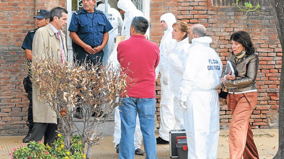 Escena. Los peritos recorrieron la casa de la avenida República, donde fue asesinada Olga Acedo. Allí secuestraron el arma homicida: una cuchilla de cocina. 