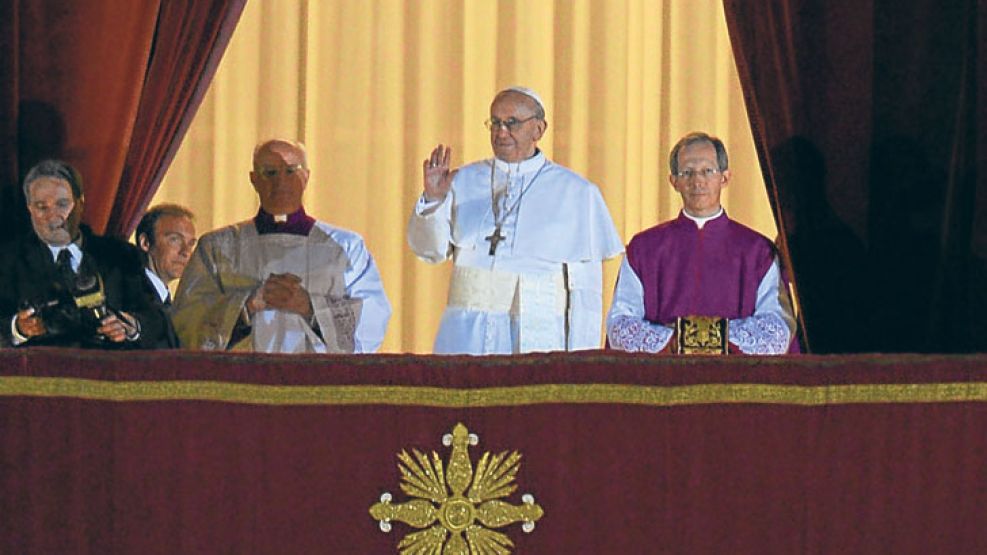 Habemus Bergoglio. El flamante Santo Padre saludando desde el Vaticano, este miércoles.