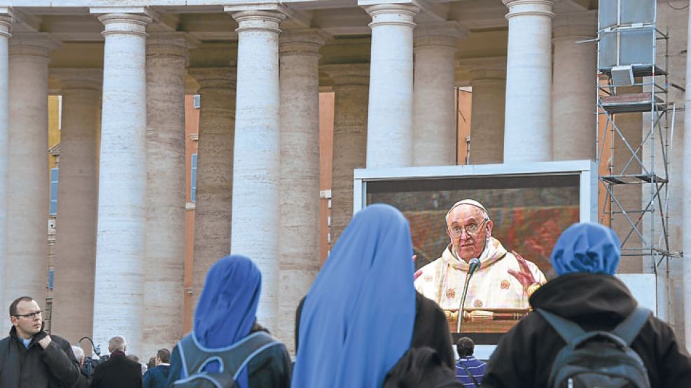 Imagen y semejanza. El Papa transmite sus discursos televisados a la plaza de San Pedro.