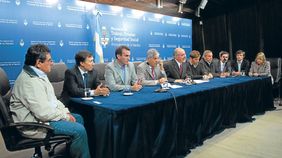 Lugar vacio. Los ministros De Vido, Tomada y el vice de Economía, Kicillof, junto a los gobernadores de Mendoza y Neuquén se quejaron de la actitud de la empresa.