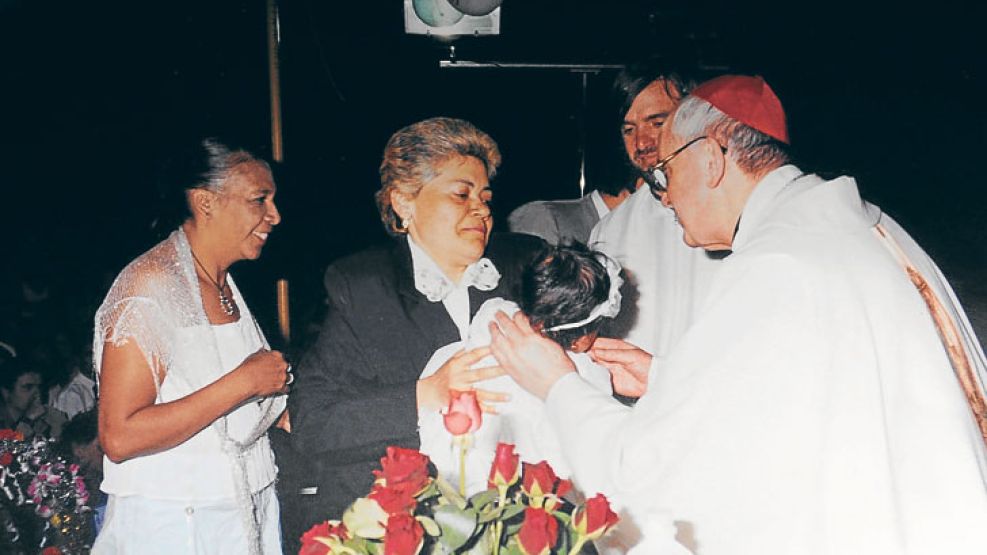 Recuerdos. El  actual papa Francisco en sus múltiples visitas a la Villa 21-24. En el bautismo de la hija de Darío. Angela con su hermana y el padre de Angela.
