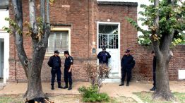 Efectivos policiales en el frente del domicilio donde fue asesinada la docente jubilada Olga Aída Acedo.