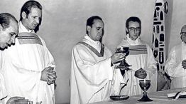 PASADO. Bergoglio, provincial jesuita y los religiosos Osvaldo Yorio y Francisco Jalics.