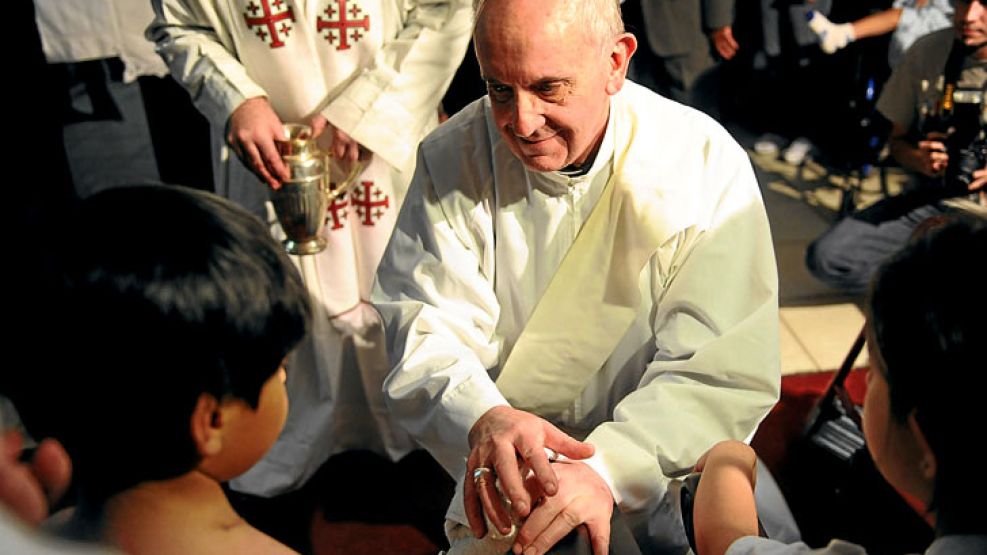 Actitud. Aun en condición de cabeza máxima de la Iglesia argentina, Bergoglio continuó su labor pastoral.