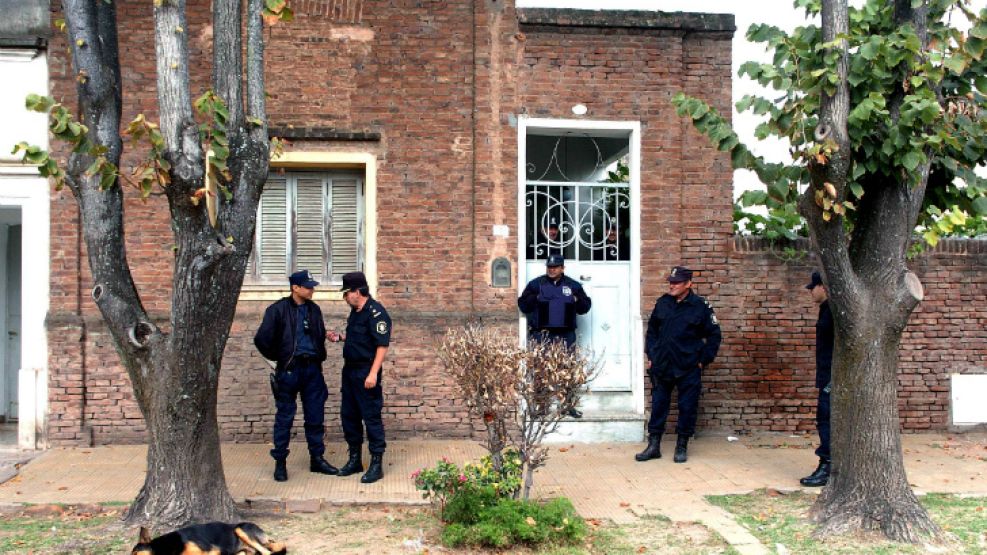Efectivos policiales en el frente del domicilio donde fue asesinada la docente jubilada Olga Aída Acedo.