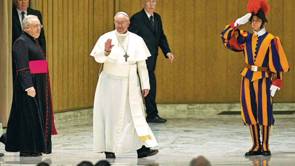 Saludo. Ayer, el papa Francisco siguió dando sus primeros pasos y mantuvo un encuentro con periodistas de todo el mundo. Mañana, con Cristina, empezará a reunirse con mandatarios.