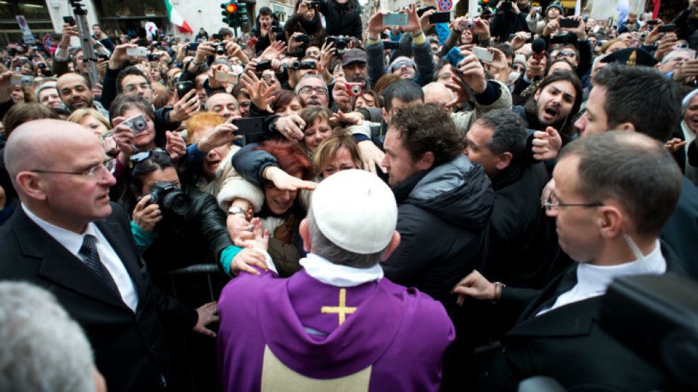 Sin popa vaticana. El papa saludó a los fieles antes de dictar la misa matutina en la parroquia Santa Ana. 