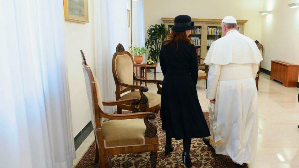 Cristina y el Papa rompieron el protocolo con un beso.