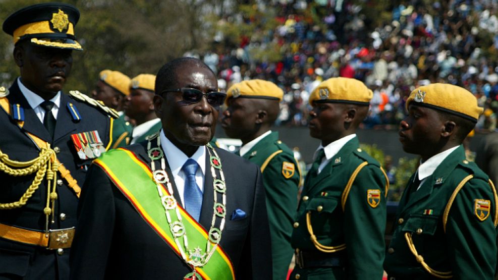Robert Mugabe, dictador de Zimbabwe, uno de los asistentes a la misa.