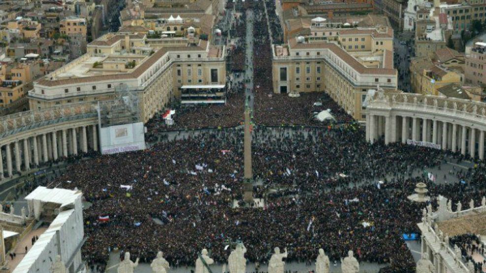 Una multitud acompañó al papa argentino en su primer Angelus.