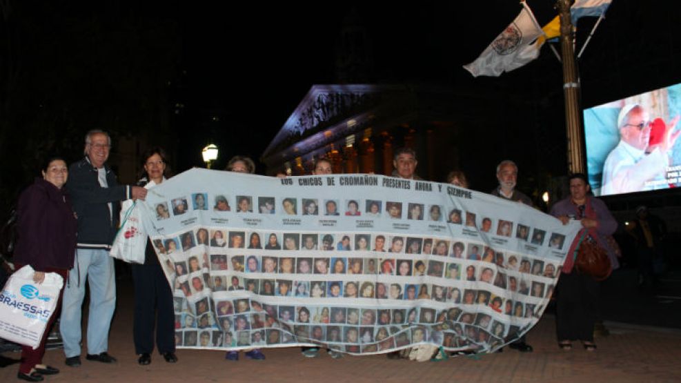 Familiares de las víctimas de Cromañón se hicieron presentes en la vigilia por la asunción del Papa Francisco con la bandera de su lucha.