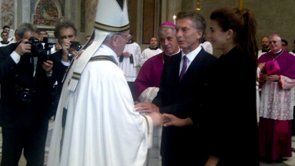 Macri y Juliana Awada saludando a Francisco