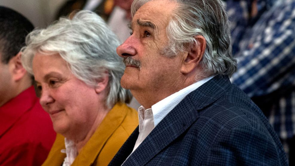 Mujica y su esposa no fueron a la asunción de Francisco.