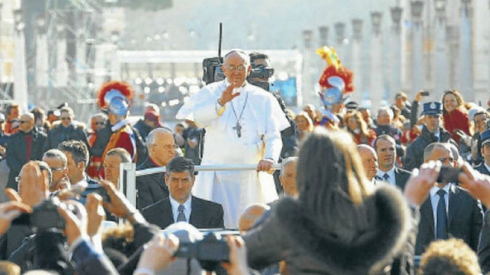CON LA GENTE. Bergoglio saluda a la multitud que celebró ayer la llegada del nuevo pontífice.