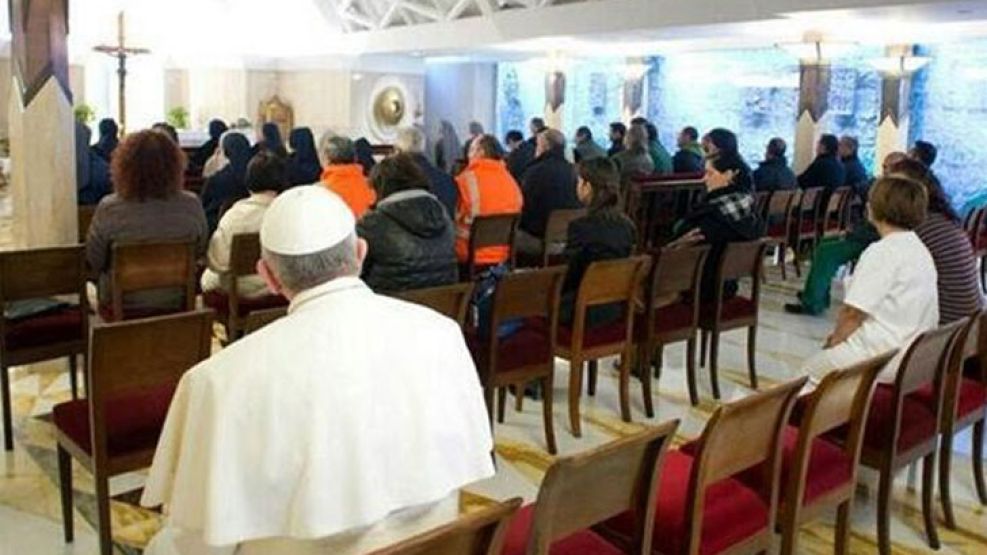 El papa Francisco, al fondo de la capilla de San Pedro, en el Vaticano. 