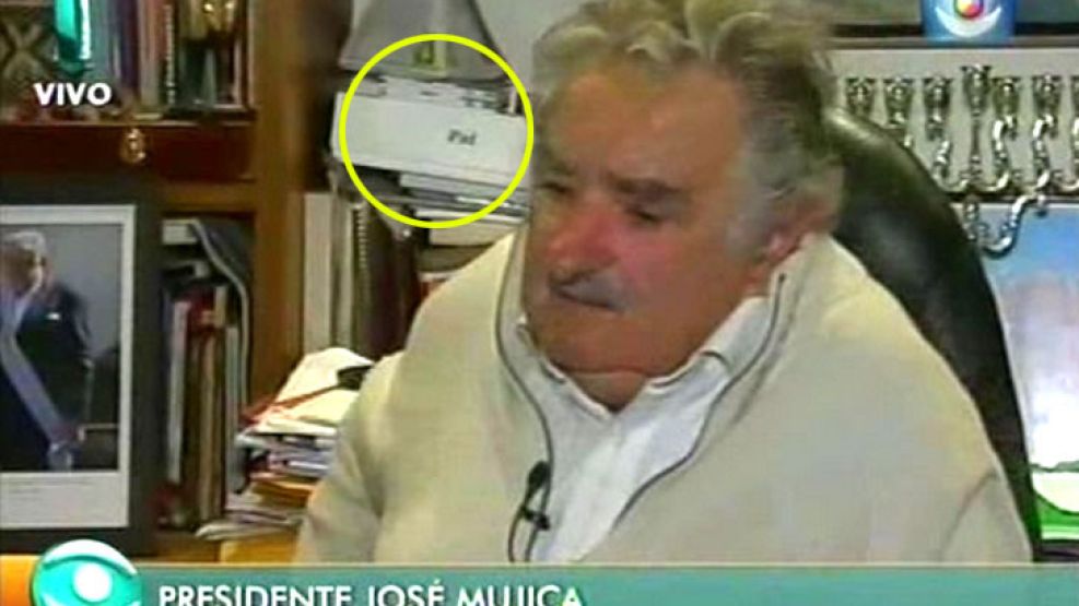 La caja del Ipad fue descubierta detrás del presidente uruguayo, mientras daba una entrevista en televisión.