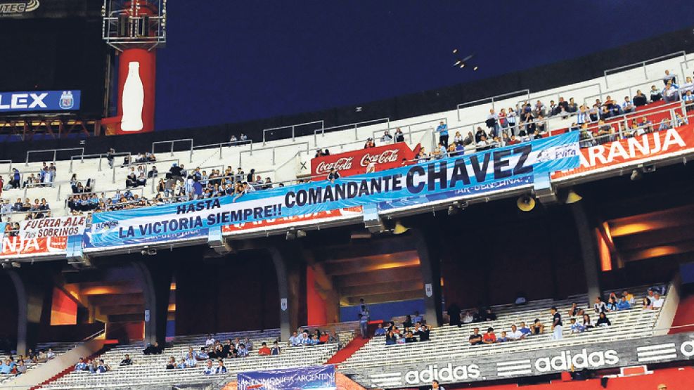 Bienvenida. La Selección, otra vez en el Monumental, donde no jugaba desde junio. Hubo guiños políticos K con banderas a favor de Chávez y de Cristina.