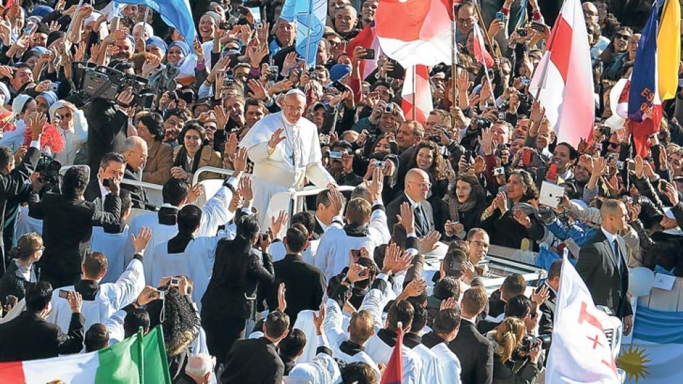 El Papa de la gente. El martes pasado, Francisco se convirtió en el primer papa latinoamericano y antes de dar su primera misa recibió grandes muestras de afecto en la Plaza de San Pedro, centro de la