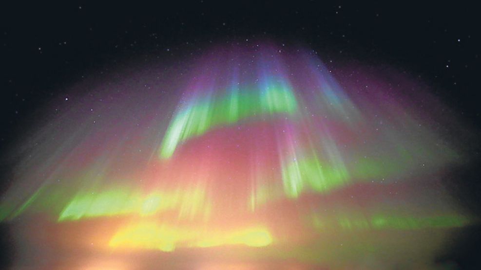 Impacto. Una eyección de masa coronal del Sol captada por la NASA. Y la aurora boreal que se observó la semana pasada en Alaska. La tormenta no causó daños a satélites.