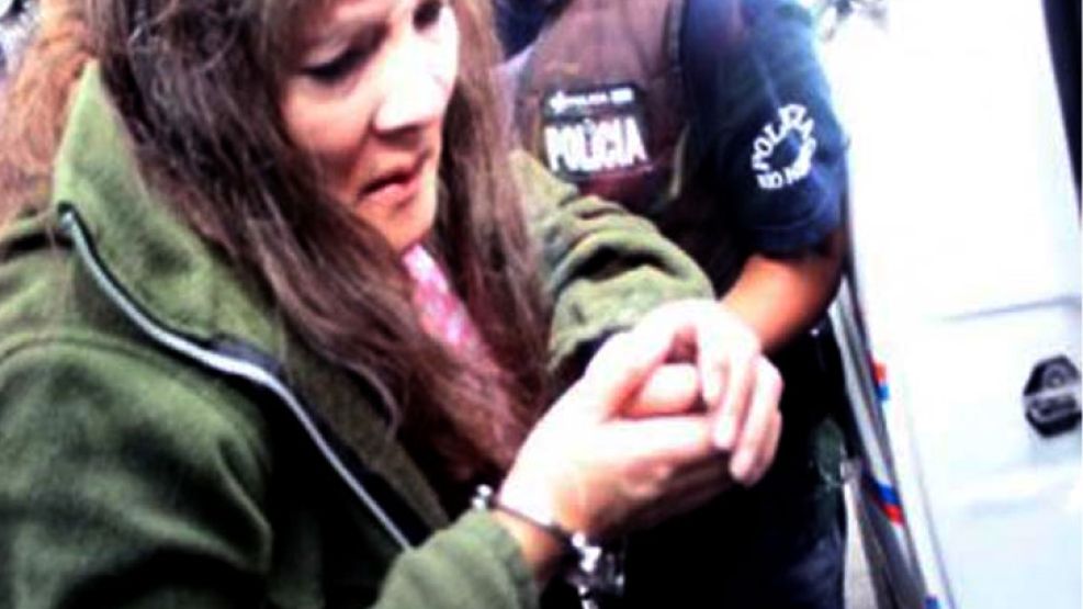 La policía identificó a la travesti como Héctor Ruíz.