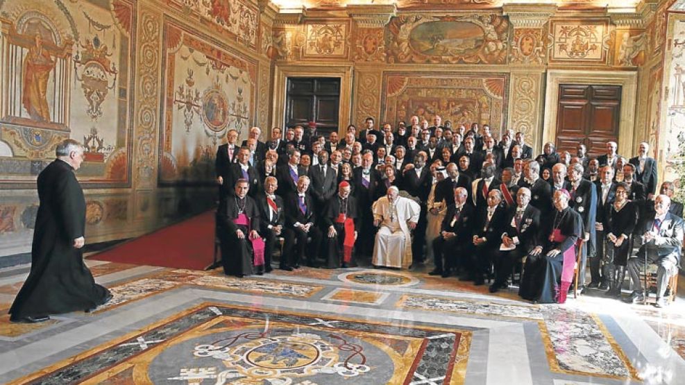 Lejanía. Ayer, en la reunión del Papa con los embajadores, Cafiero fue ubicado en un lugar secundario.