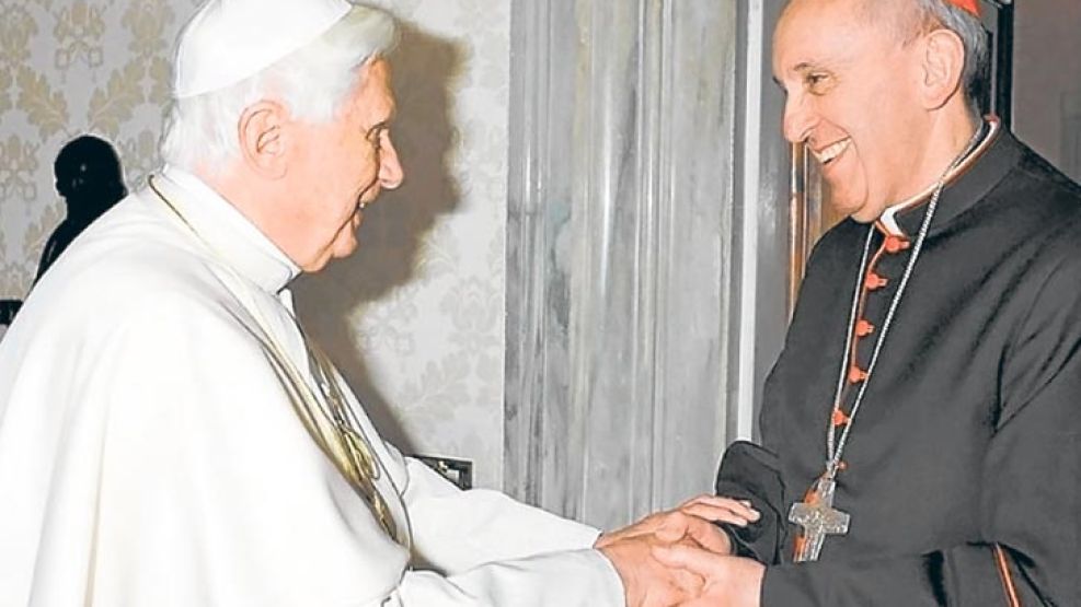 Santidad. El papa alemán recibe el saludo del entonces cardenal argentino tras el cónclave de 2005.