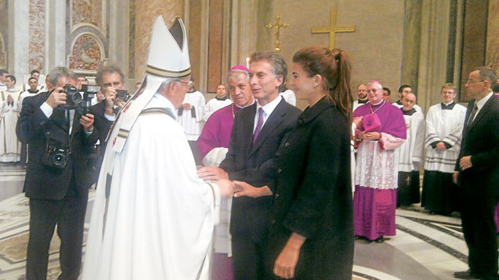 Bendición. El papa Francisco recibió a Macri y a Juliana Awada. “¿No me trajeron a Antonia?”, les dijo. Y ella no pudo contener las lágrimas.