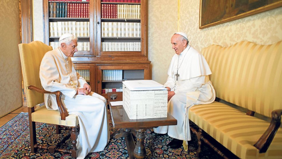 Dos potencias se saludan. Luego de un breve momento de oración, Ratzinger y Bergoglio fueron a la biblioteca privada, donde mantuvieron un encuentro reservado y alejado de la prensa.