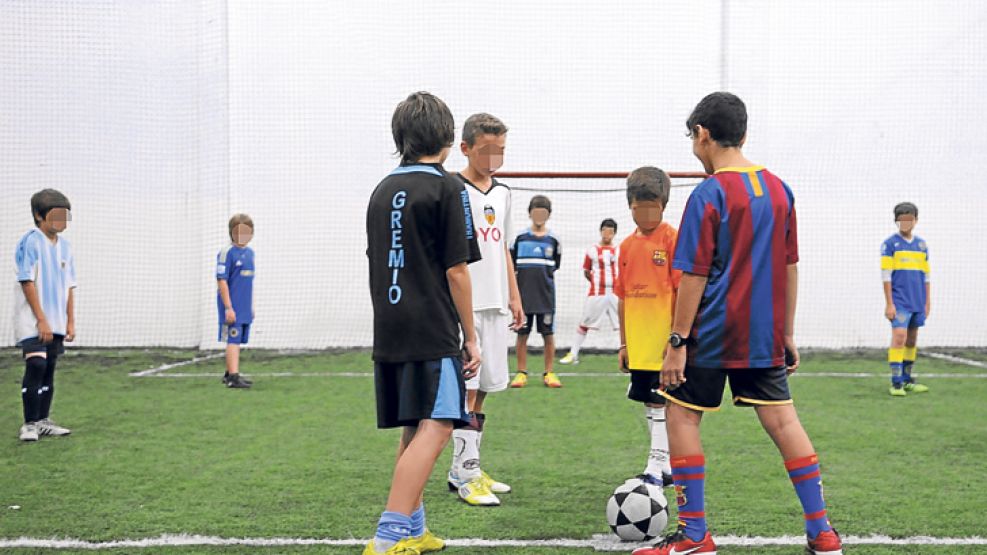 Los dueños de la pelota. Barcelona, Gremio y Valencia en primer plano. Entre los pibes, las camisetas que más juegan son las de los clubes europeos.